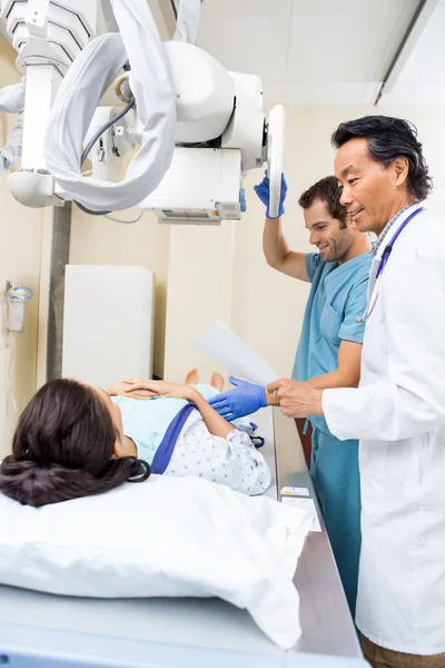 Equipe médica preparando o paciente para o raio-X — Fotografia de Stock