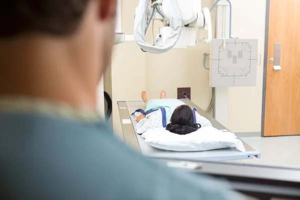 Patientin bekommt Röntgenbild — Stockfoto