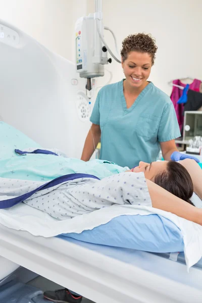 Infirmière préparant le patient pour CT Scan — Photo