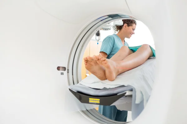 Verpleegkundige uitziende patiënt ondergaat ct-scan — Stockfoto