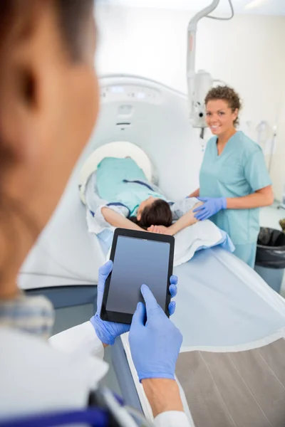 Equipo médico preparándose para la exploración por TC — Foto de Stock