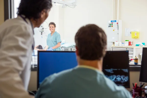 Medisch team in ct-scan lab — Stockfoto