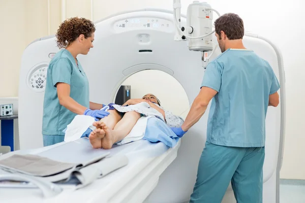 患者の ct スキャンの準備を看護師 — ストック写真