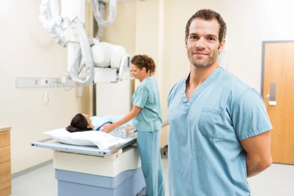 Verpleegster met collega patiënt voorbereiden xray — Stockfoto