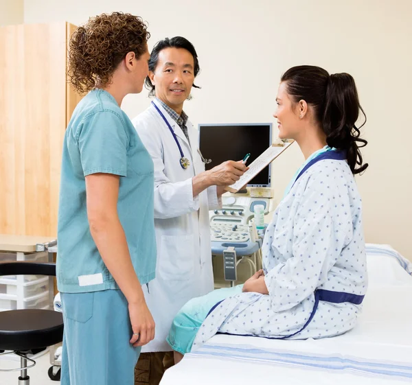 Equipe médica com paciente na sala de ultrassonografia — Fotografia de Stock