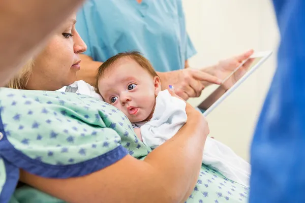 Niñera con madre cariñosa en el hospital —  Fotos de Stock