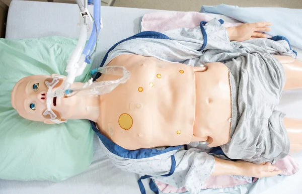 Манекен з эндотрахеальных трубки на лікарняному ліжку — стокове фото