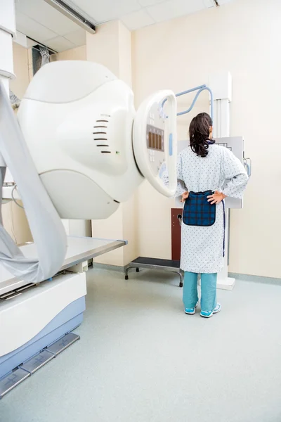 Paciente recibiendo radiografía de tórax — Foto de Stock