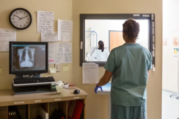 Verpleegkundige werkende machine in xray kamer — Stockfoto