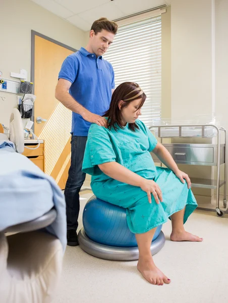 Pregnat Woman in Hosptail Using Exercise Ball — Stock Photo, Image