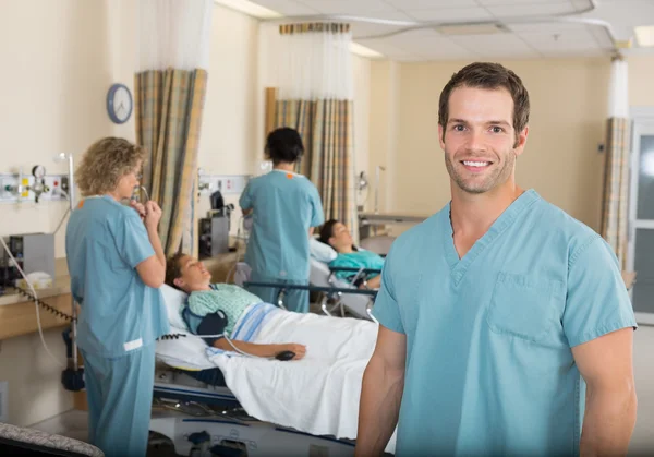 Verpleegster met collega's in ziekenhuis pacu — Stockfoto