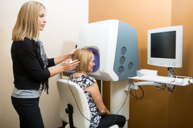 bilgisayar retina muayenesi için hasta bakarak ile göz doktoru