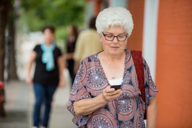 kadın kıdemli Smartphone mesajlaşma