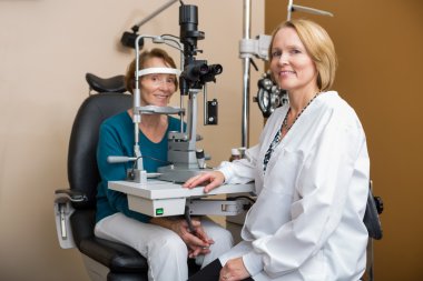 optometrist kıdemli hastanın gözleri incelenmesi