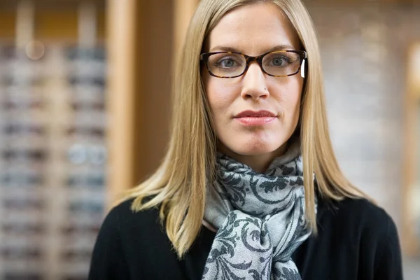 Cliente femenino con gafas en la tienda — Foto de Stock