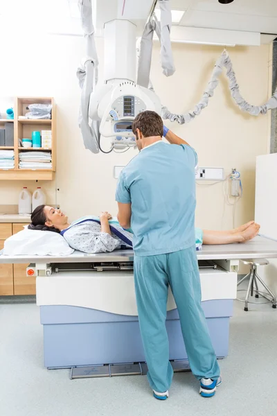 Nurse Preparing Xray For Patient — Stock Photo, Image