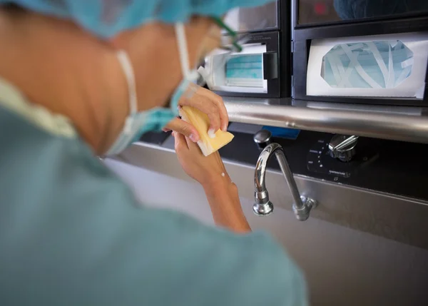 Médico lavar as mãos antes da cirurgia — Fotografia de Stock