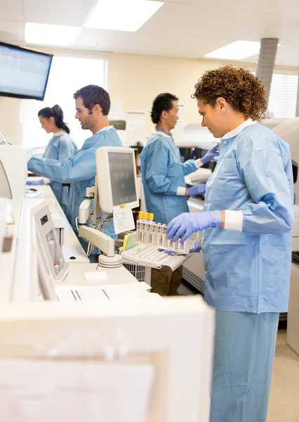 Cientistas que trabalham em laboratório — Fotografia de Stock