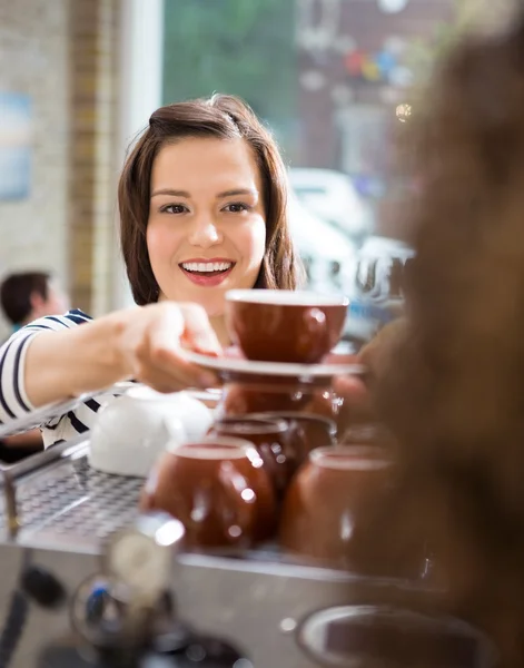 Cliente tomando café da garçonete no café — Fotografia de Stock