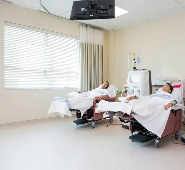 Пациенты, получающие почечный диализ в больничной палате — стоковое фото