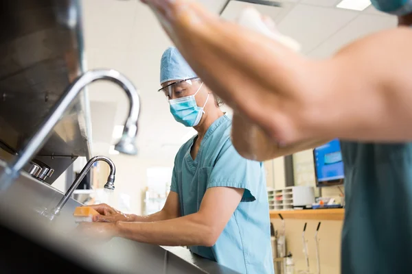 Surgeons Scurbbing Hands and Arms — Stock Photo, Image