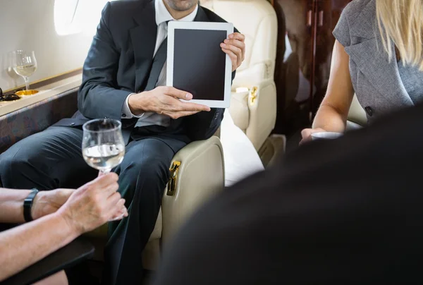 Colegas de negocios se reúnen en jet privado — Foto de Stock