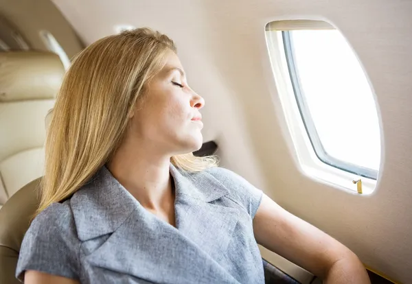 Empresaria durmiendo en jet privado — Foto de Stock