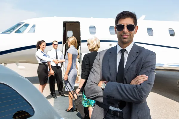 Jovem empresário confiante no terminal do aeroporto — Fotografia de Stock