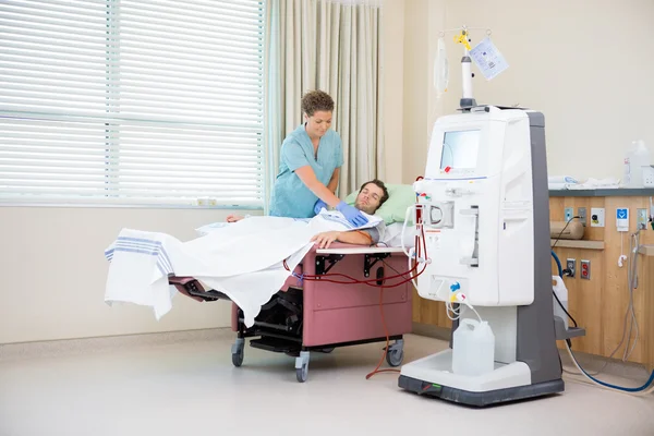 Verpleegkundige die betrekking hebben op patiënt ontvangende renale dialyse met deken — Stockfoto