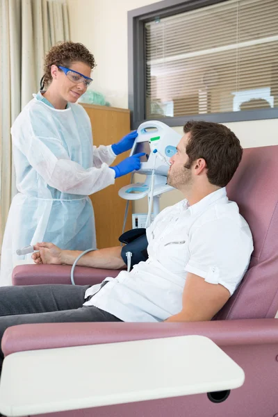 Nurse Looking At Patient While Operating Heartbeat Monitor In Ho — Stock Photo, Image