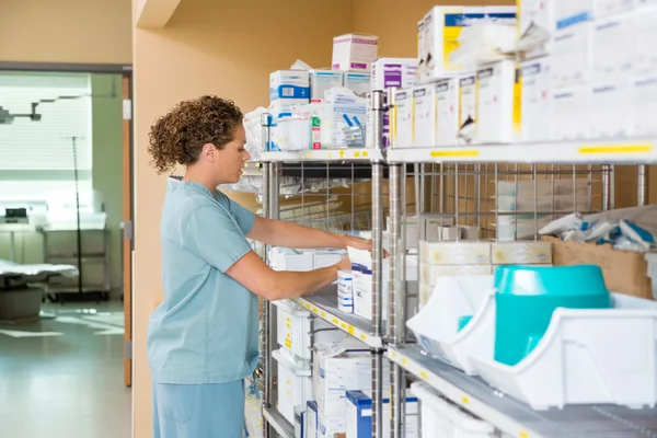 Krankenschwester arbeitet im Abstellraum des Krankenhauses — Stockfoto