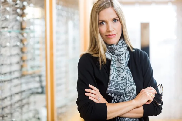 Vertrouwen vrouw met glazen in winkel — Stockfoto