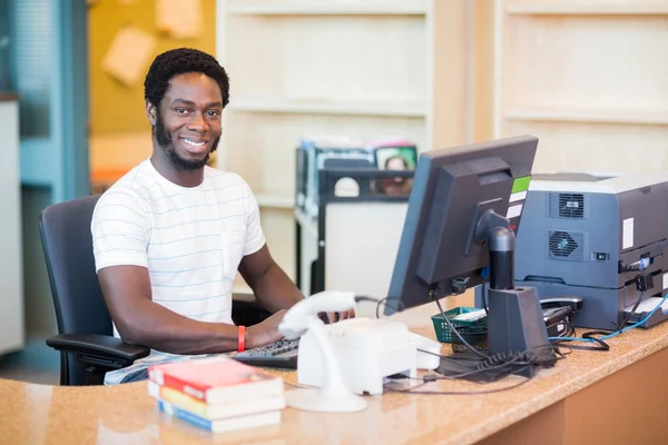 Чоловік Бібліотекар працює на робочому столі — стокове фото