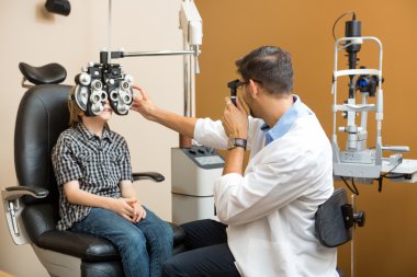 göz doktoru preadolescent çocuğun gözleri incelenmesi