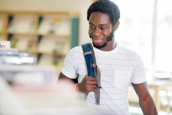 Studentin schaut sich Bücher in Buchhandlung an — Stockfoto