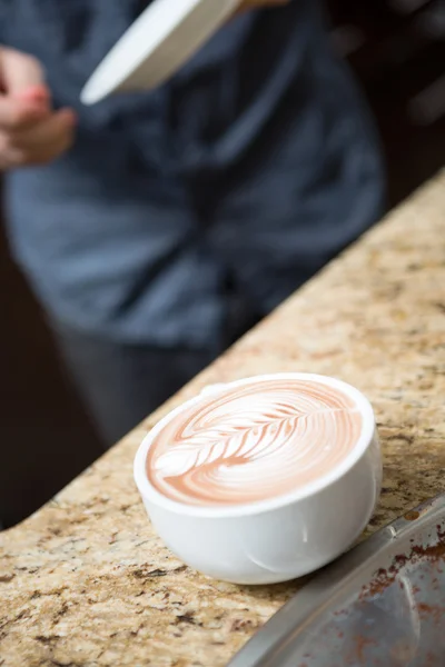 コーヒー ショップでカウンターでカプチーノ — ストック写真