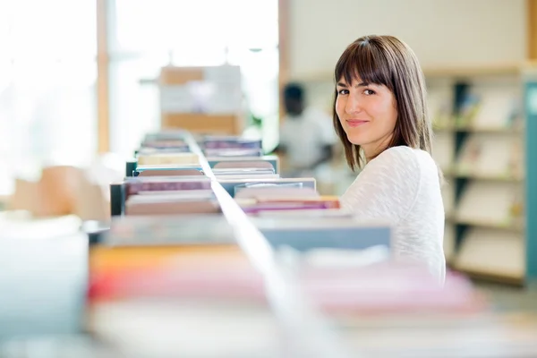 Collegestudent i bokhandeln — Stockfoto