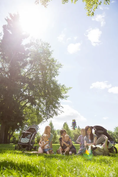 Mütter und Kinder verbringen wertvolle Zeit im Park — Stockfoto