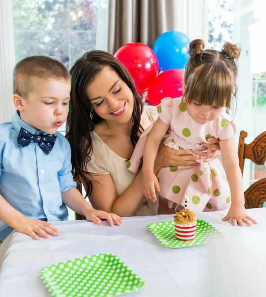 Família celebrando o aniversário da menina — Fotografia de Stock