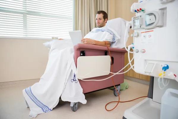 Patient Using Tablet Computer Waiting for Dialysis Treatment — Stock Photo, Image