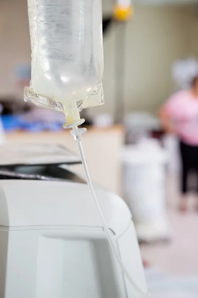 Oplossing hobbezak die op dialyse machine — Stockfoto