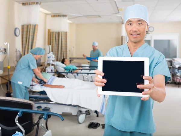 Verpleegkundige weergegeven: digitale tablet in ward — Stockfoto