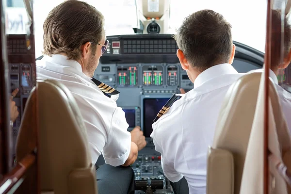 Piloto e Copilot em Private Jet Cockpit — Fotografia de Stock