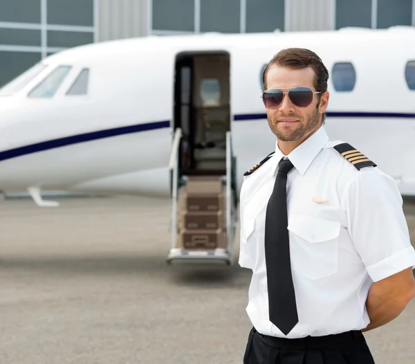 Selbstbewusster Pilot mit Sonnenbrille — Stockfoto