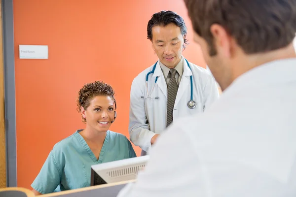 Enfermera mirando al paciente con el médico esperando en el hospital — Foto de Stock