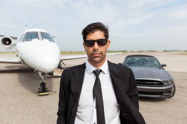 girişimci önünde araba ve özel jet