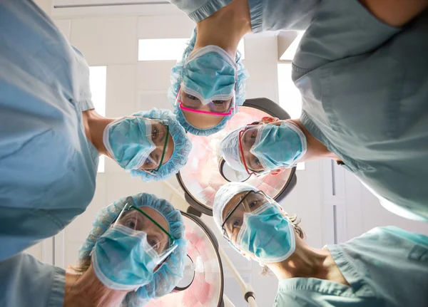 Tıbbi ekip operasyon odasında giyen maskeleri ve scrubs — Stok fotoğraf