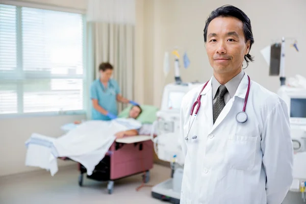 Médico confiante em Renal Ward — Fotografia de Stock