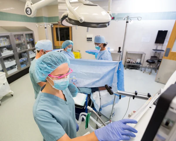 Anestesiologo nel Teatro Chirurgico — Foto Stock