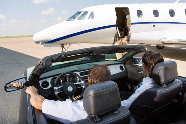 Pilot ve hostes Cabrio içinde karşı özel jet park etti.